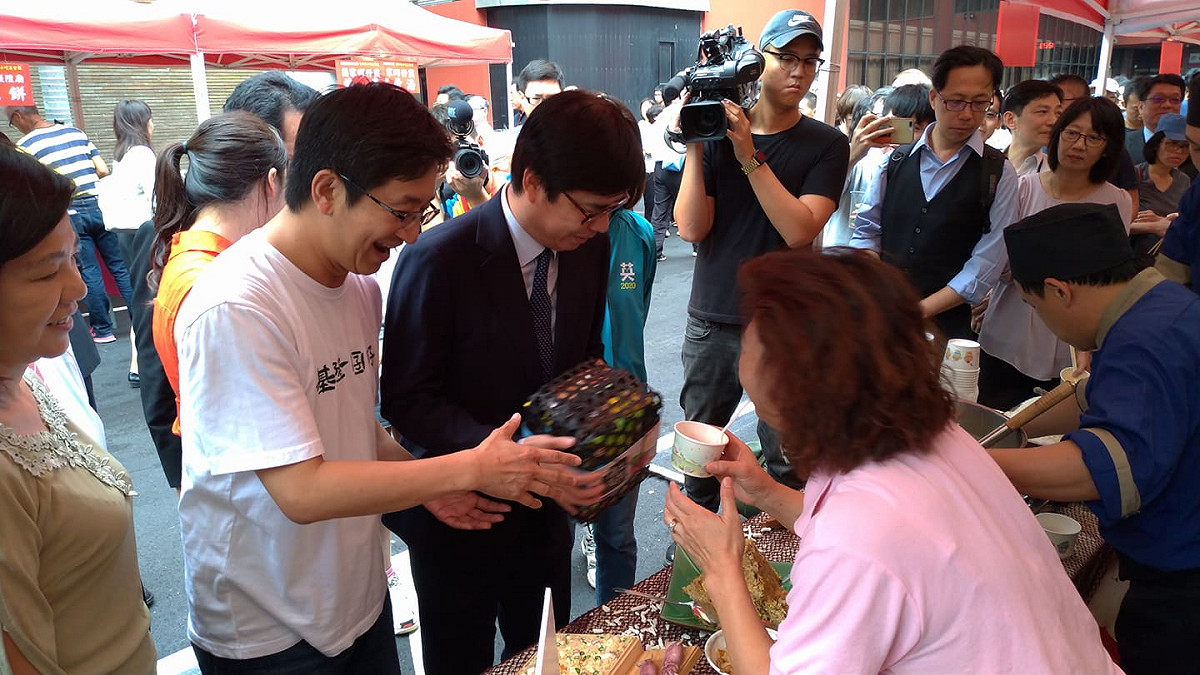陳其邁、蔡適應享用基隆美食。 圖:陳佩君/攝