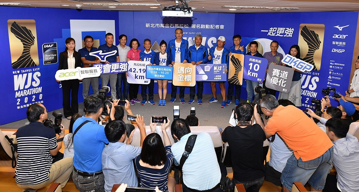 副市長謝政達領軍，與中華民國田徑協會理事長葉政彥、跑者設計師蕭青陽、代言人李佳穎等，一起宣告2020萬金石馬拉松賽事報名開跑。 圖／主辦單位提供