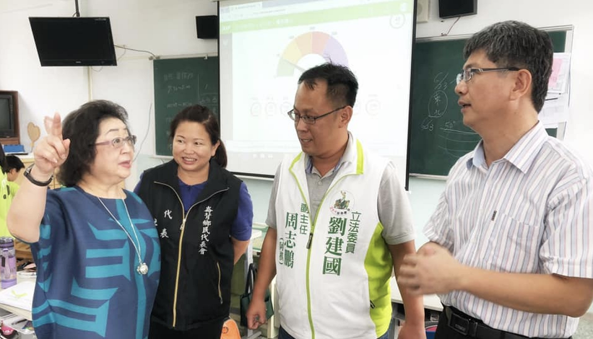 立委劉建國辦公室副主任周志鵬昨陪同教育部次長范巽綠及國教署署長彭富源視察陽明國小新風系統學童使用狀況。 圖：劉建國辦公室 / 提供