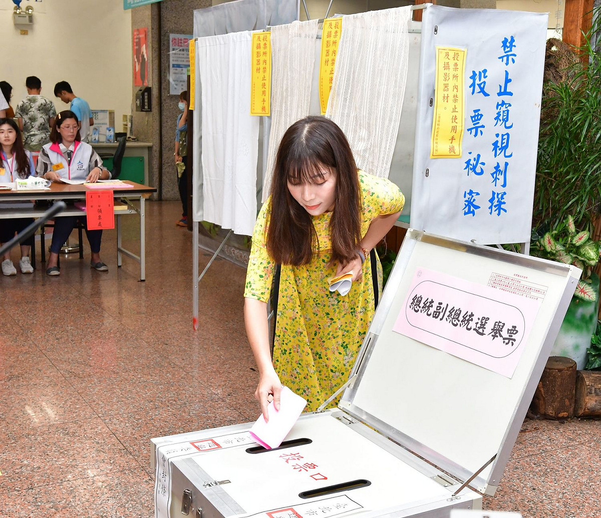 內政部表示，目前全台的新住民人口約55萬，新住民二代逐漸成年也擁有投票權，另外，殊勳及高級專業人才歸化而取得身分證的外籍人士，也擁有投票權。 圖：內政部移民署提供
