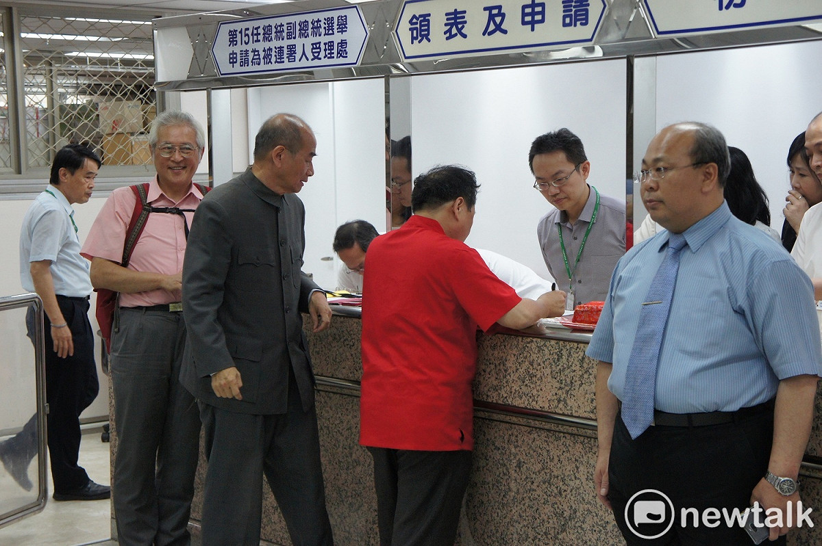 中選會副主委陳朝建（圖左一）宣布連署登記截止。 圖：黃建豪/攝