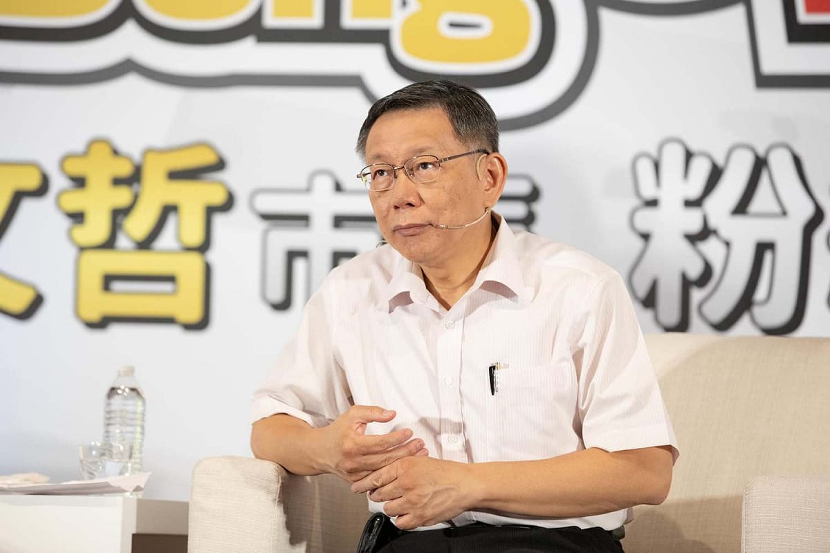 柯文哲出席粉絲見面會，但碰上郭台銘臨時抽手宣布不參與總統連署，看起來似乎「心情不美麗」。 圖：翻攝柯粉俱樂部臉書