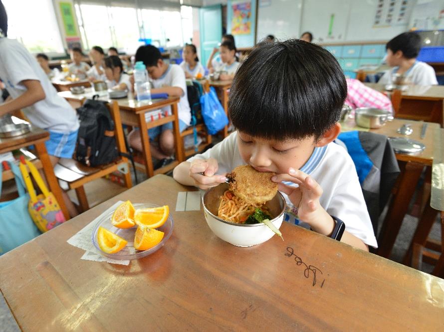 漁業署推廣校園午餐採用魚作為食材，鼓勵國小孩童吃魚。 圖：食力／提供