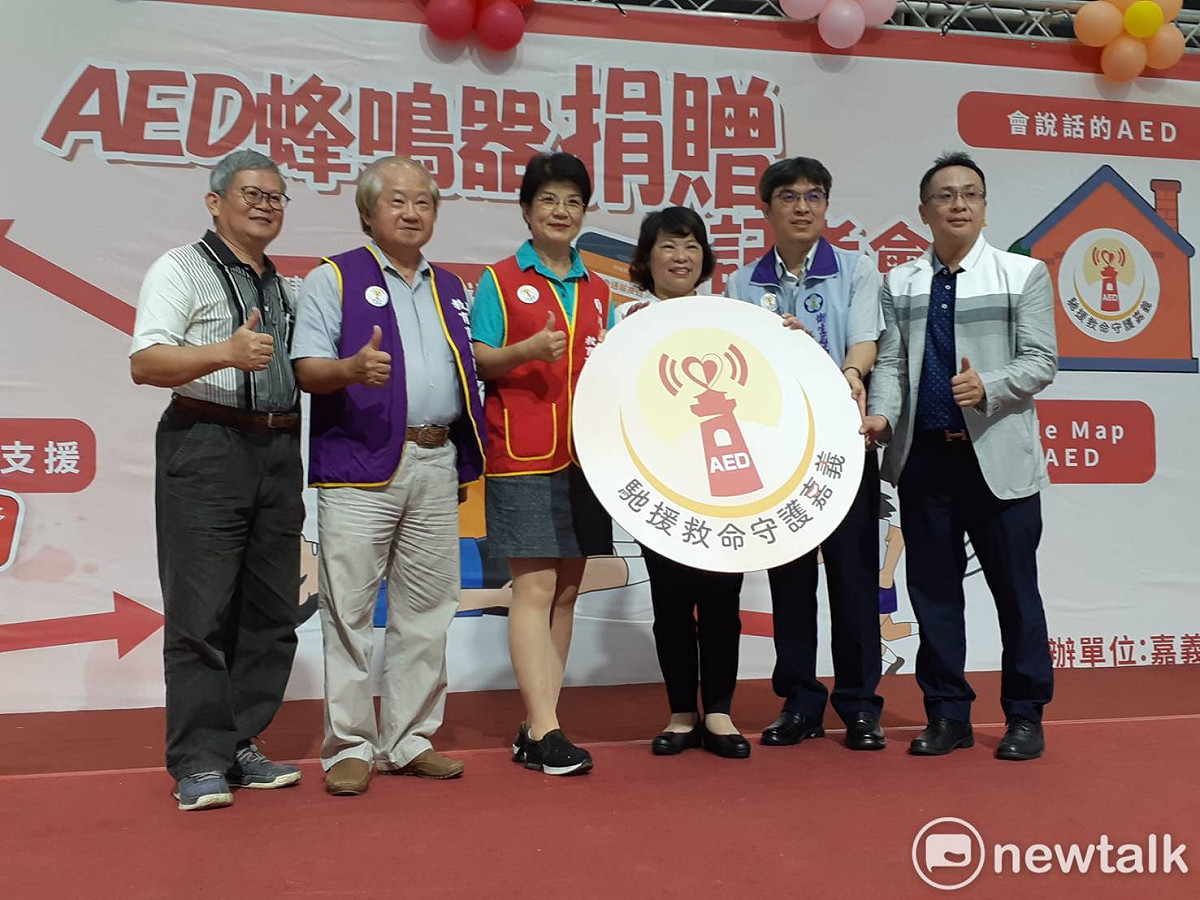 國川美妙基金會及嘉義社區發展教育基金會，捐贈AED蜂鳴器220台及高中職每校各1台練習器給嘉義市政府。 圖：蔡坤龍/攝