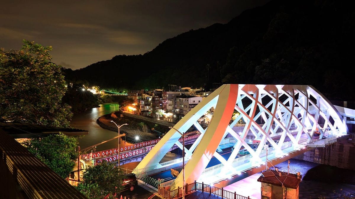 新覽勝大橋多了玻璃觀景平台和光雕設計，不分日夜都適合拍照。 圖：新北市政府／提供