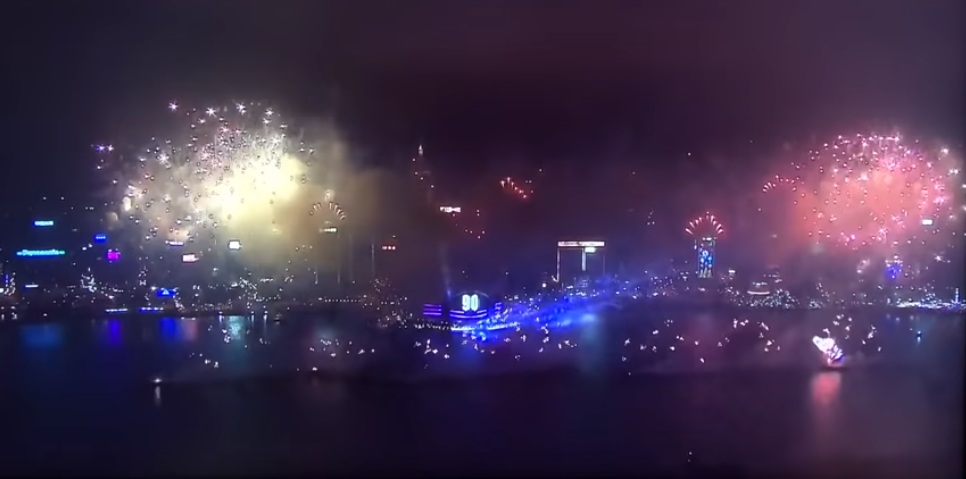 維多利亞港煙火匯演。 圖為2018年跨年煙火畫面。 圖：翻攝YouTube momo8257頻道