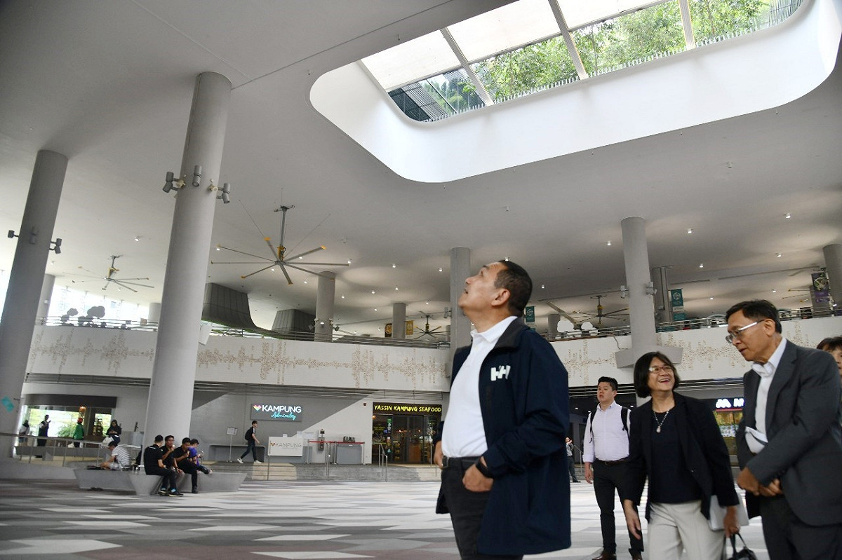 侯友宜走訪海軍部村落各樓層，觀摩先進建築設計。  圖：新北市政府提供