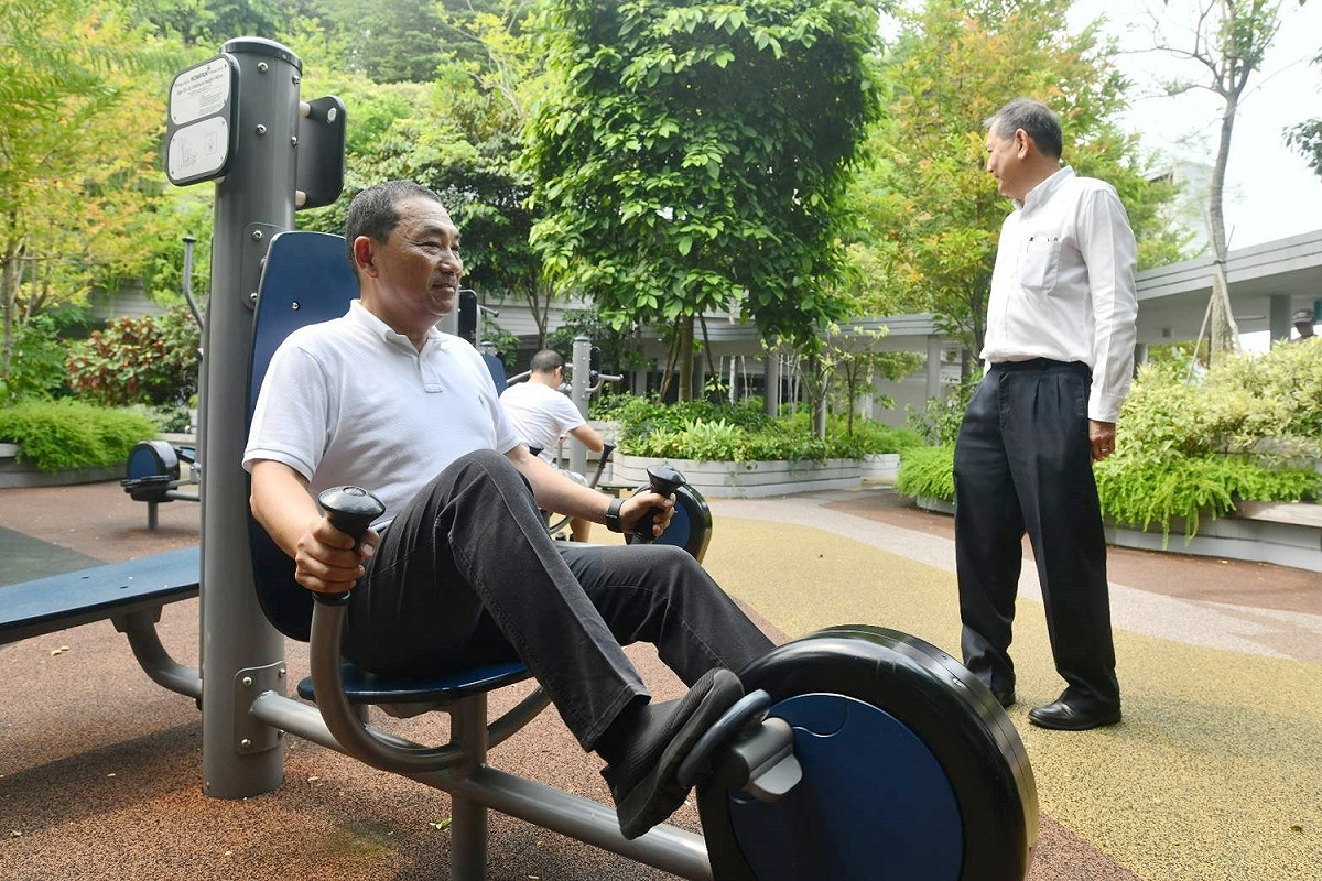 侯友宜體驗海軍部村落運動健身器材。 圖：新北市政府提供