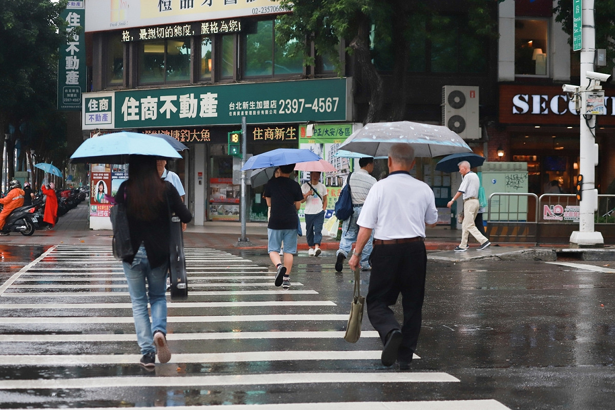 今天迎風面的北部及東北部地區有斷斷續續的降雨，外出記得帶雨具。 圖：葉宜哲/攝