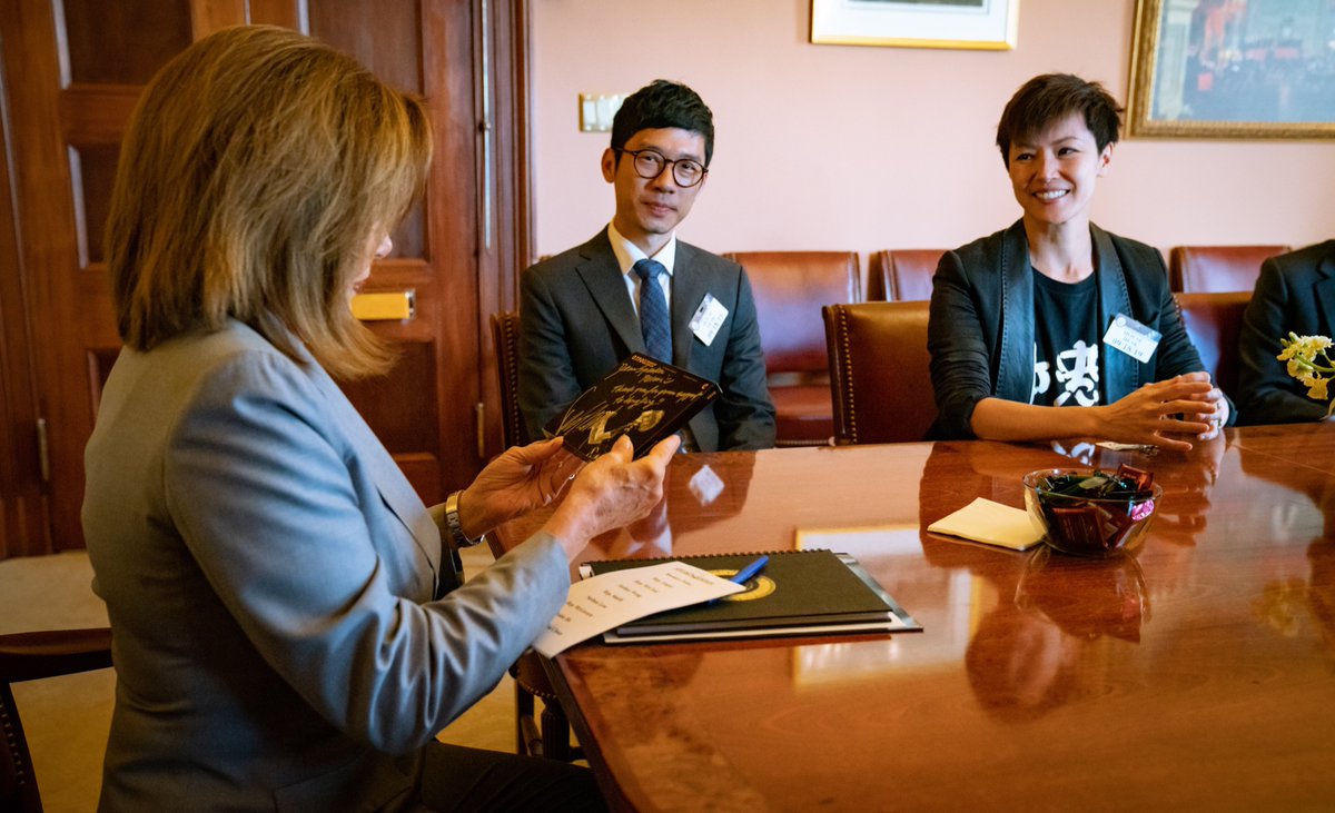 香港藝人何韻詩（右起）、學運領袖羅冠聰等人，與美眾院議長裴洛西討論香港局勢。 圖：翻攝自裴洛西推特