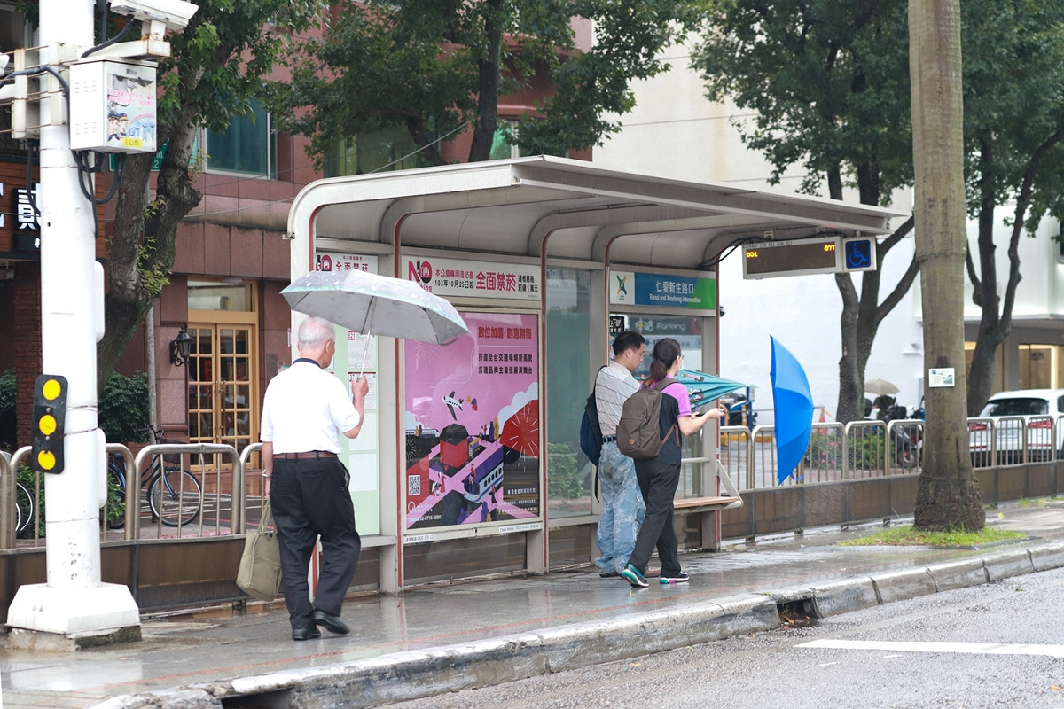 今天迎風面的北部及東北部地區有斷斷續續的降雨，提醒民眾外出帶傘 圖：葉宜哲/攝