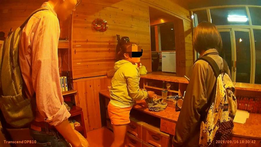 桃園市專勤隊今(19)日表示，警方在桃園復興區破獲一起逃逸外勞案，於一家民宿查獲逃逸中的36歲越南籍移工。 圖 : 翻攝桃市專勤隊提供畫面