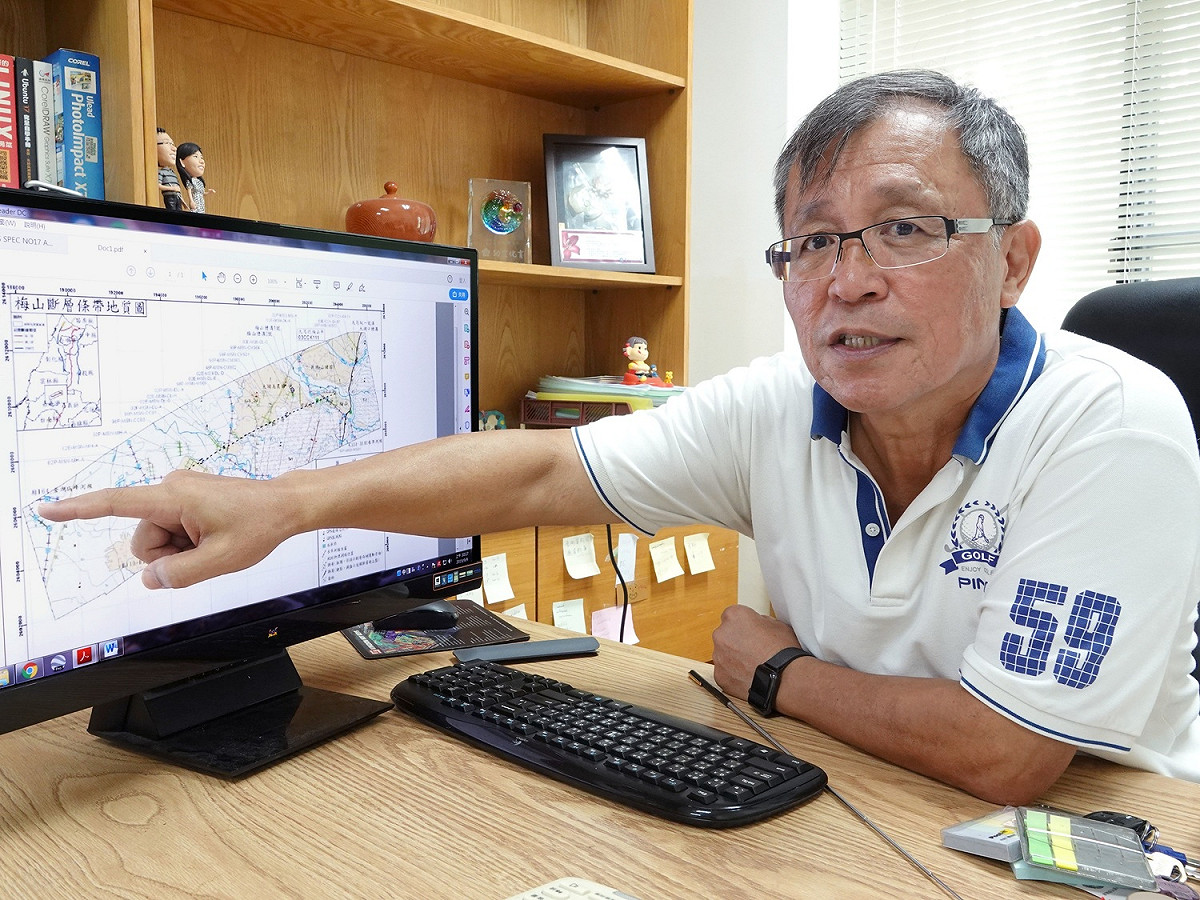 中正大學副教授石瑞銓從土壤液化推論，證實梅山斷層往西延伸可能。 圖/中正大學提供，2019.09.19