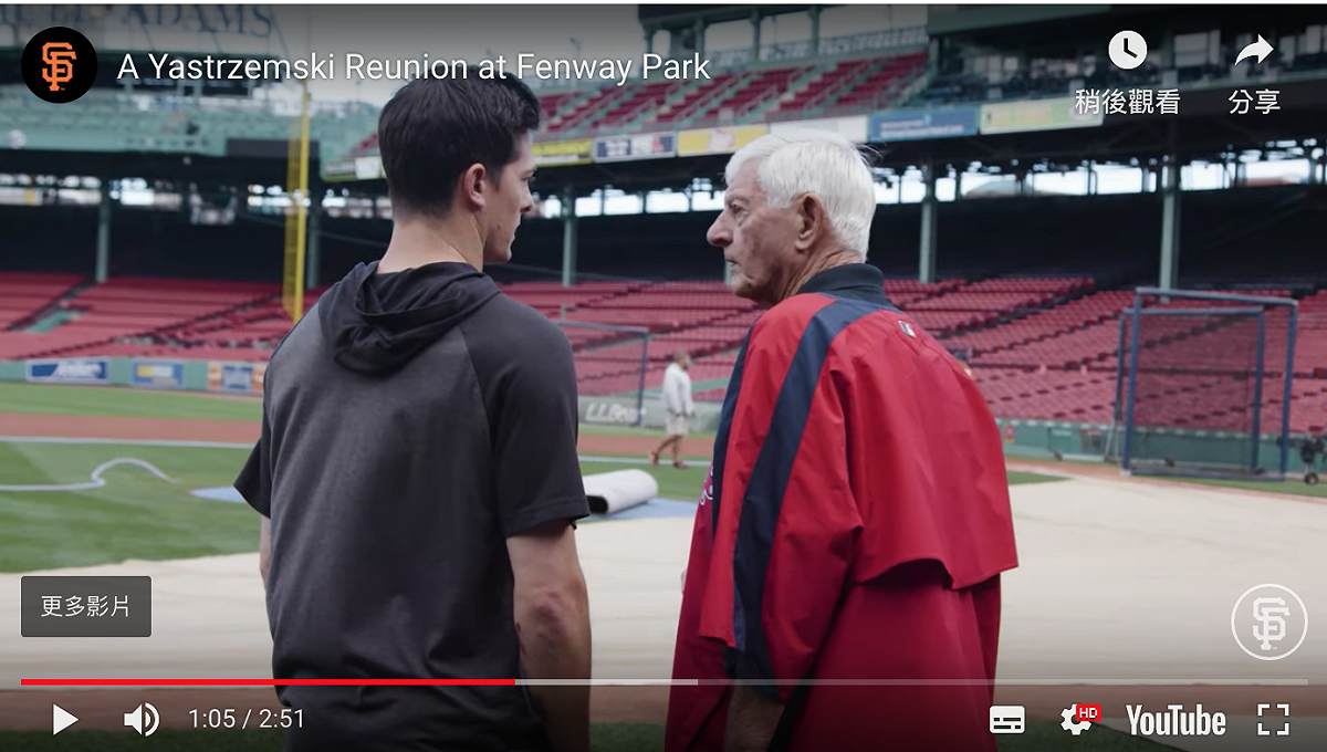 高齡80歲的紅襪隊傳奇球員Carl Yastrzemski(左)走上芬威球場投手丘，在上萬球迷面前為紅襪隊開球。 圖／翻攝自YOUTUBE