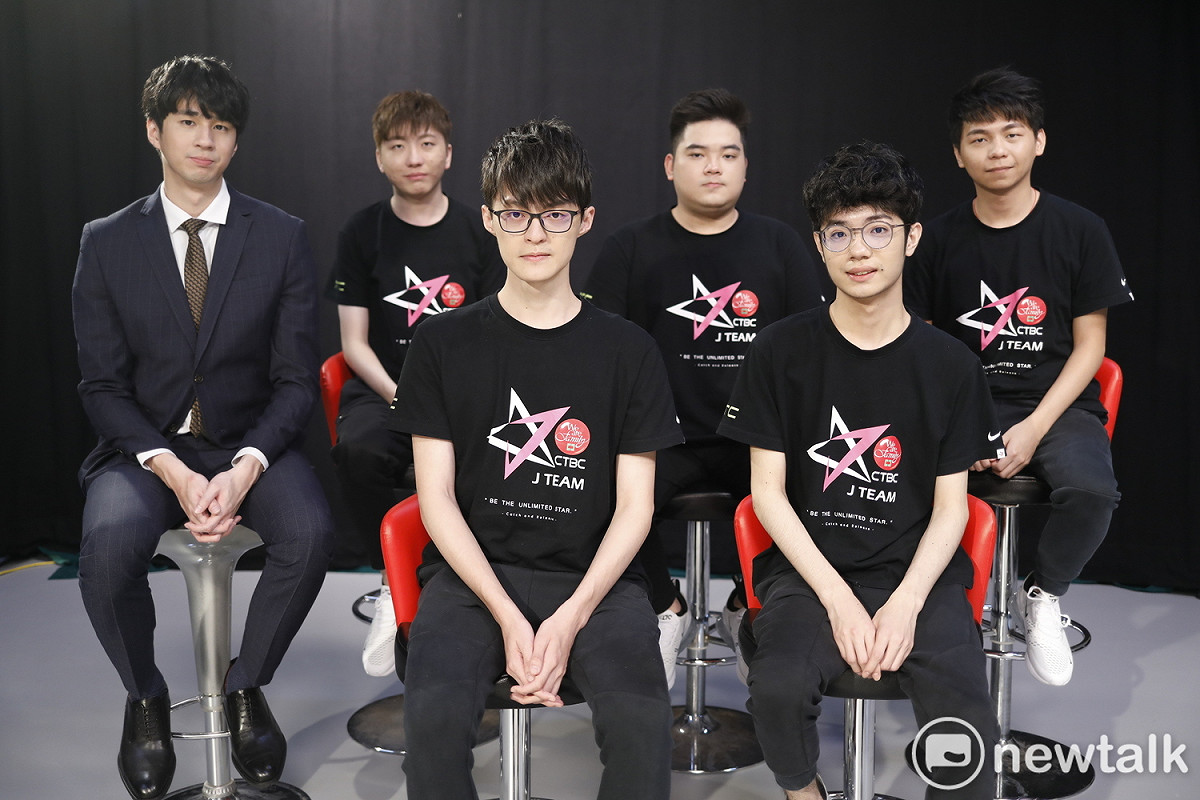J Team戰隊全員接受專訪。 圖：陳耀宗／攝
