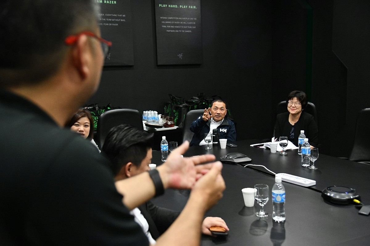 侯友宜率經發局長何怡明（右一）、新聞局長蔣志薇（左一）等官員參訪雷蛇，邀請雷蛇投資新北市。  圖：新北市政府提供