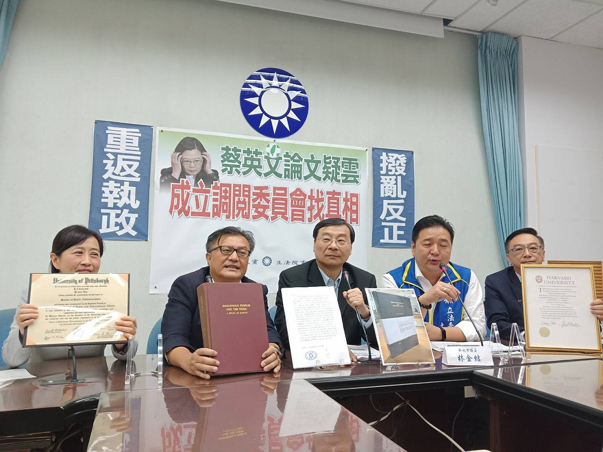 國民黨立委紛紛秀出外國學歷證明。 圖：立法院國民黨團/提供