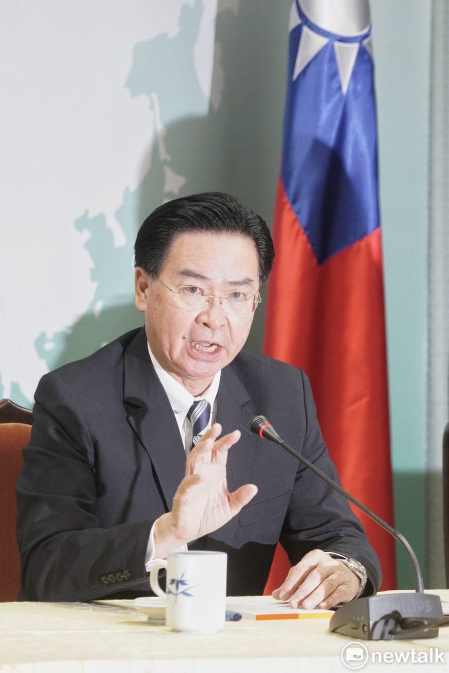 對於是否負起政治責任，外交部長吳釗燮說，他的答案仍是「作為政務官，他要負起必要責任，不會迴避，但去留要交由長官決定」。 圖：張良一/攝