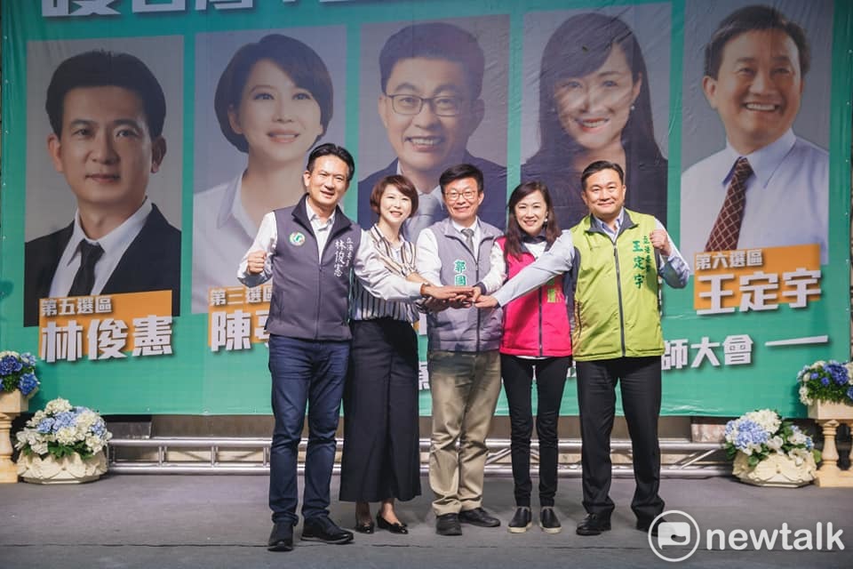 林宜瑾（右二）與王定宇（右一）的結盟有利其立委選情。 圖／翻攝林宜瑾臉書