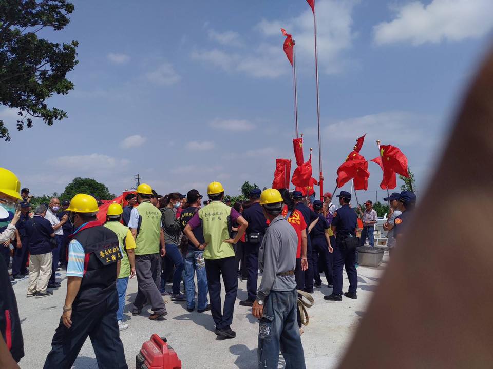 台南五星共產廟「天后宮」因違建遭拆，現場有台灣人民共產黨率領約30人叫囂及舉布條抗議，崩潰求祖國起來，將軍艦火炮對準「偽政府」。 圖：擷取自王定宇臉書