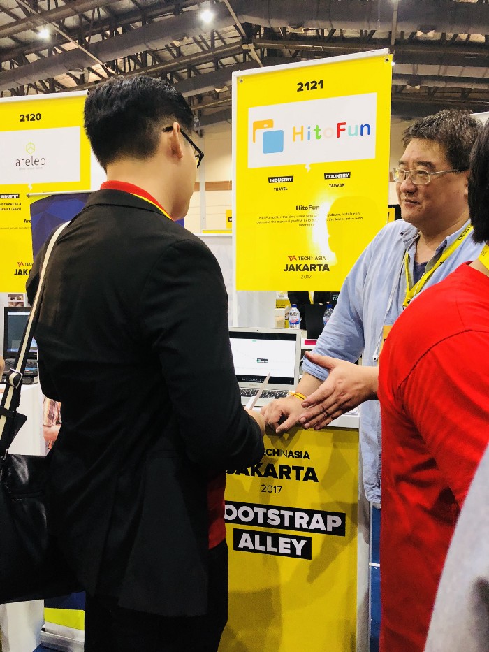 2017 年黃欣（右 2）至雅加達參與 TECH IN ASIA 創業大會。 圖：HitoFun／提供