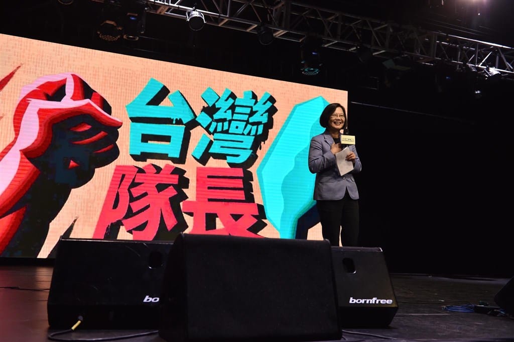 總統蔡英文20日出席社群之夜時表示，中國怕台灣團結、怕台灣民主與自由、怕更強大的台灣。 圖/蔡英文臉書粉專
