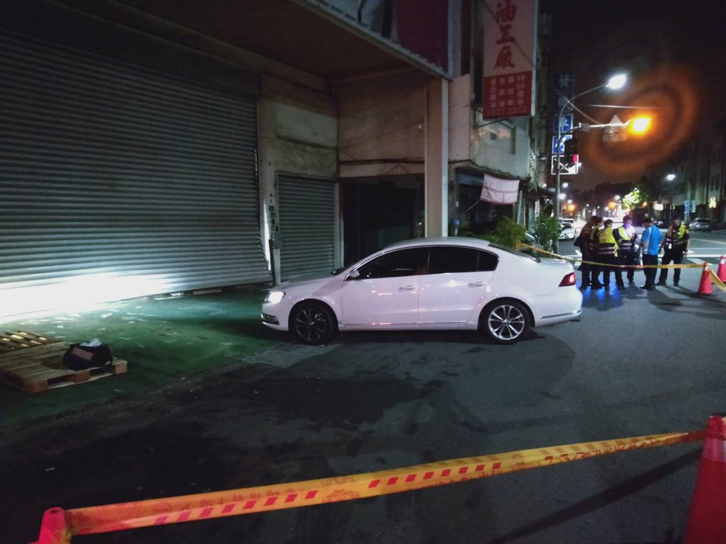 高雄市區連日來發生直播主直播站處所遭砸並聚眾滋事，警方19日指出，全案疑因兩名網紅直播主糾紛引起。圖為網紅主播連千毅鼓山區直播站19日遭車衝撞。 圖/警方提供