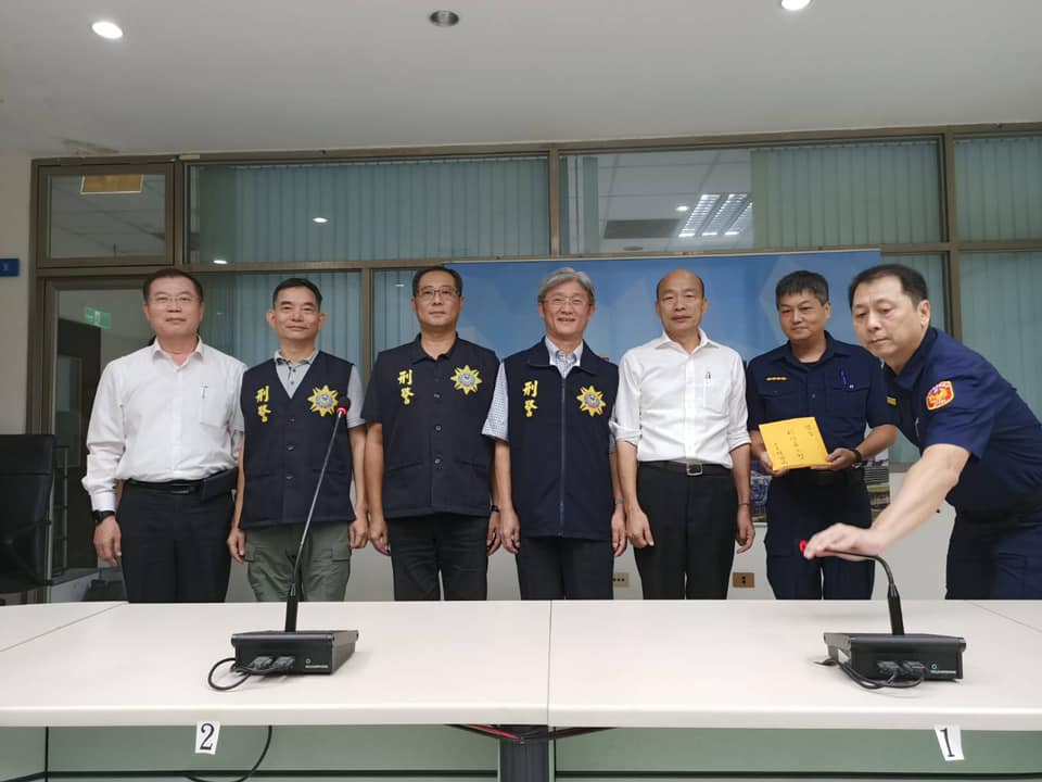 高雄市長韓國瑜20日下午臨時更改行程，搶先警政署長陳家欽抵達前鎮分局，慰勞辛苦員警。 圖：翻攝高雄市政府警察局前鎮分局臉書