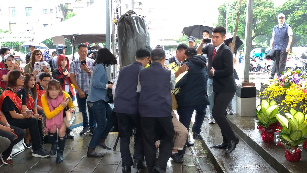 蘇貞昌在致詞時，出現抗議者，陳情樂陞案。 圖:陳佩君/攝
