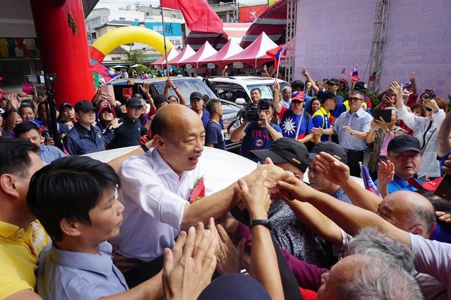 韓國瑜今日受邀出席清水區紫雲巖主辦的「台灣寺廟金蘭會」聯誼活動，受訪時針對近日的外交風波，分別向北京當局以及總統蔡英文提出「兩個呼籲」。 圖：翻攝自2020韓國瑜總統後援會臉書