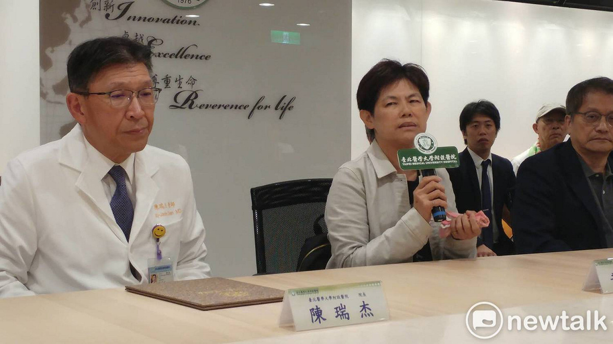 史明教育基金會董事長黃敏紅（右二）今天(21日)與北醫共同舉行記者會。 圖：陳佩君／攝
