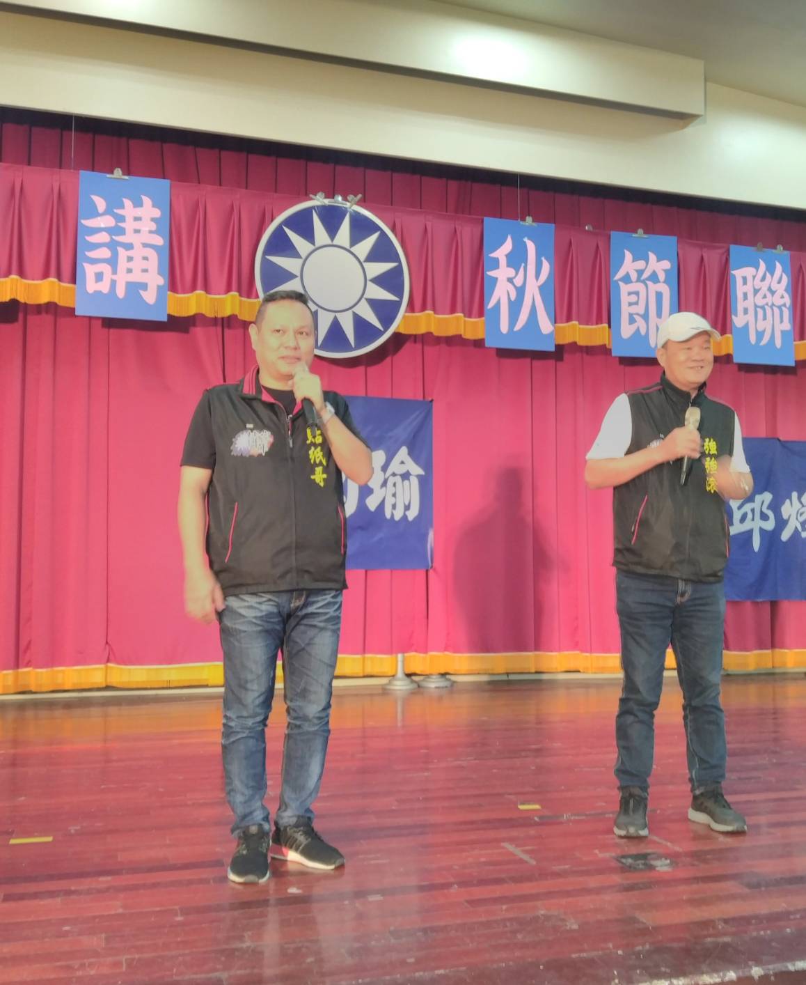 挺韓「五虎將」強強滾（右一）與貼紙哥阿豪，專程北上韓國瑜故鄉，參加「頭家開講」活動。 圖：邱烽堯提供
