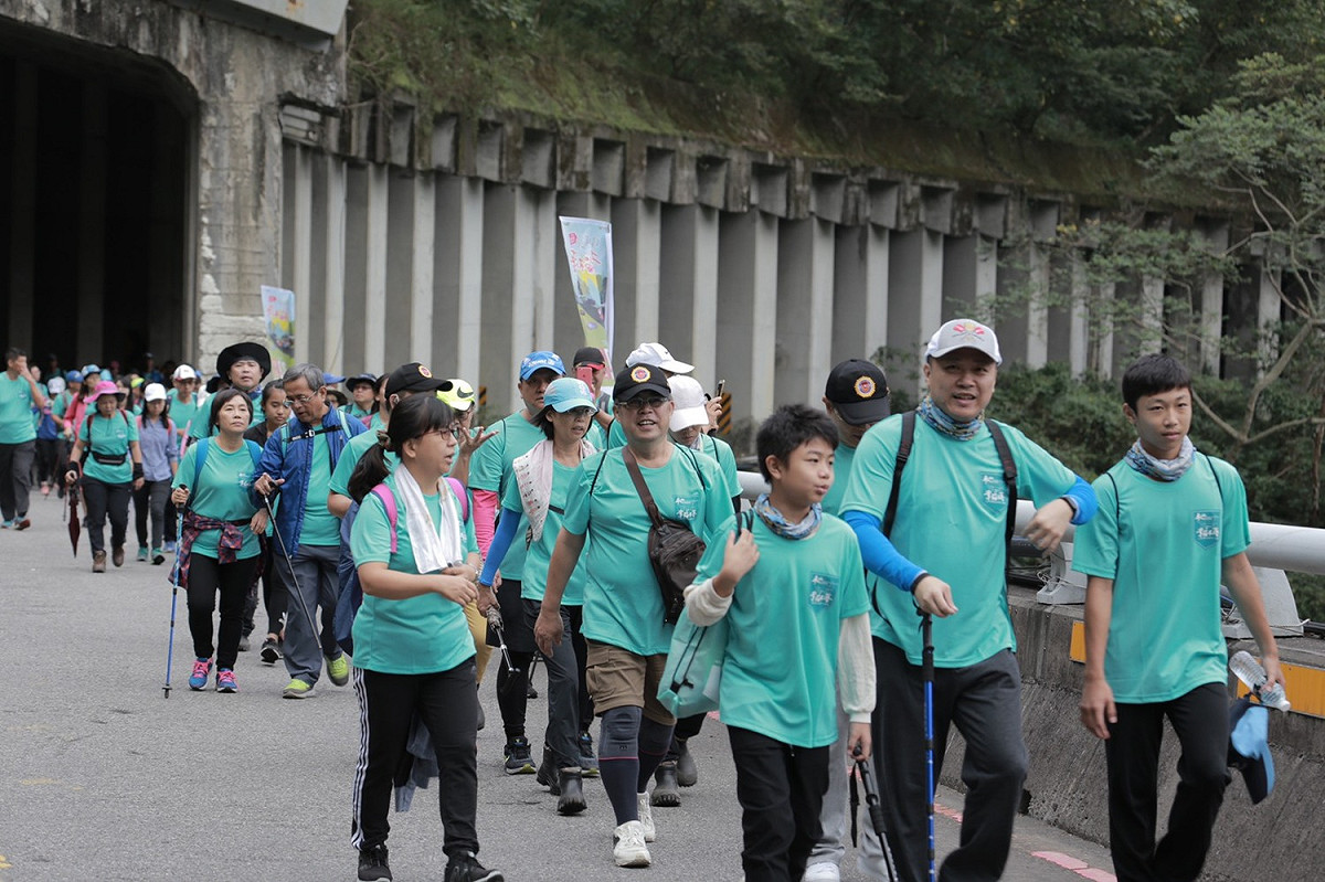 「中橫20．幸福不落-千人健行」活動在谷關地區舉行。 參山處/提供