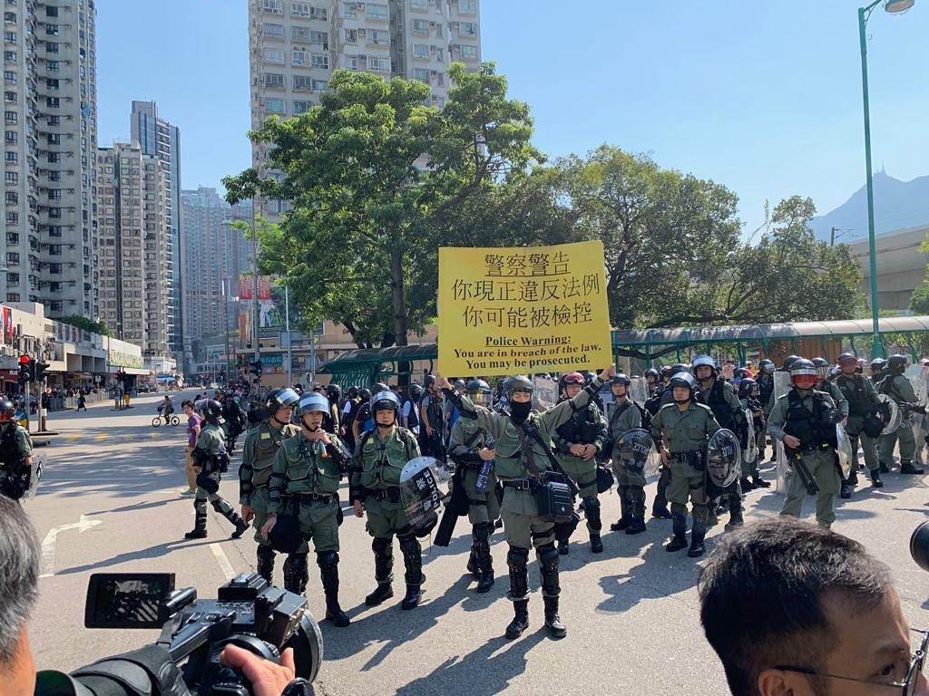 遊行期間，可以看到港警不斷警告，要求示威民眾遵守秩序，按照申請流程路線行進。 圖：翻攝自香港恒生大學學生會編輯委員會 臉書