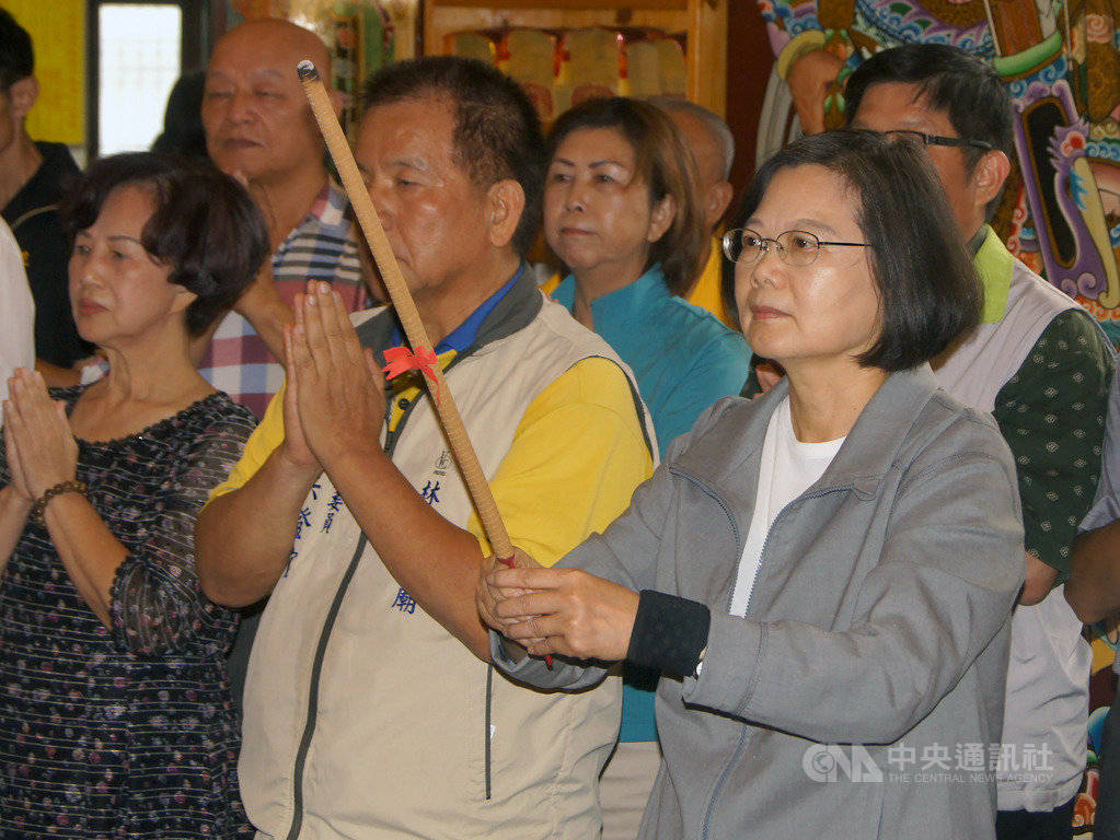 總統蔡英文（前右）21日到南投縣參與九二一大地震20週年紀念活動，並前往草屯林太師廟參香，祈求國泰民安。 圖：中央社提供。