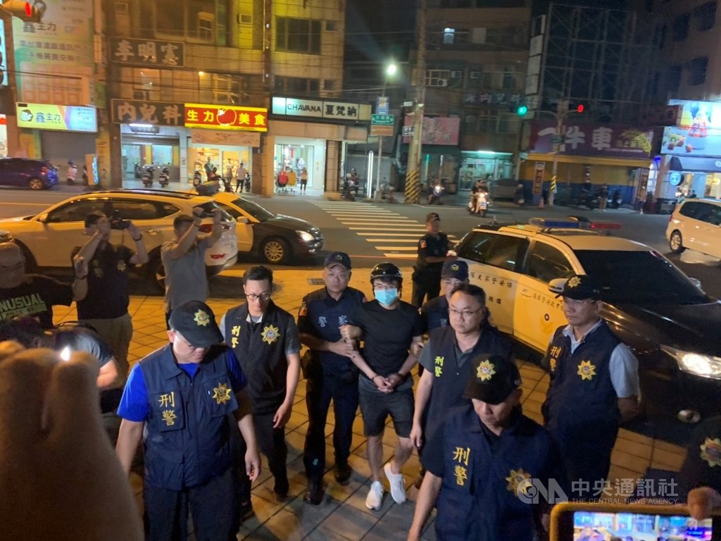 高雄直播主糾紛街頭衝突，警方專案小組21日上銬逮捕直播主鄭大仁（左4），帶回高雄市警察局刑警大隊偵辦。 圖：中央社（警方提供）