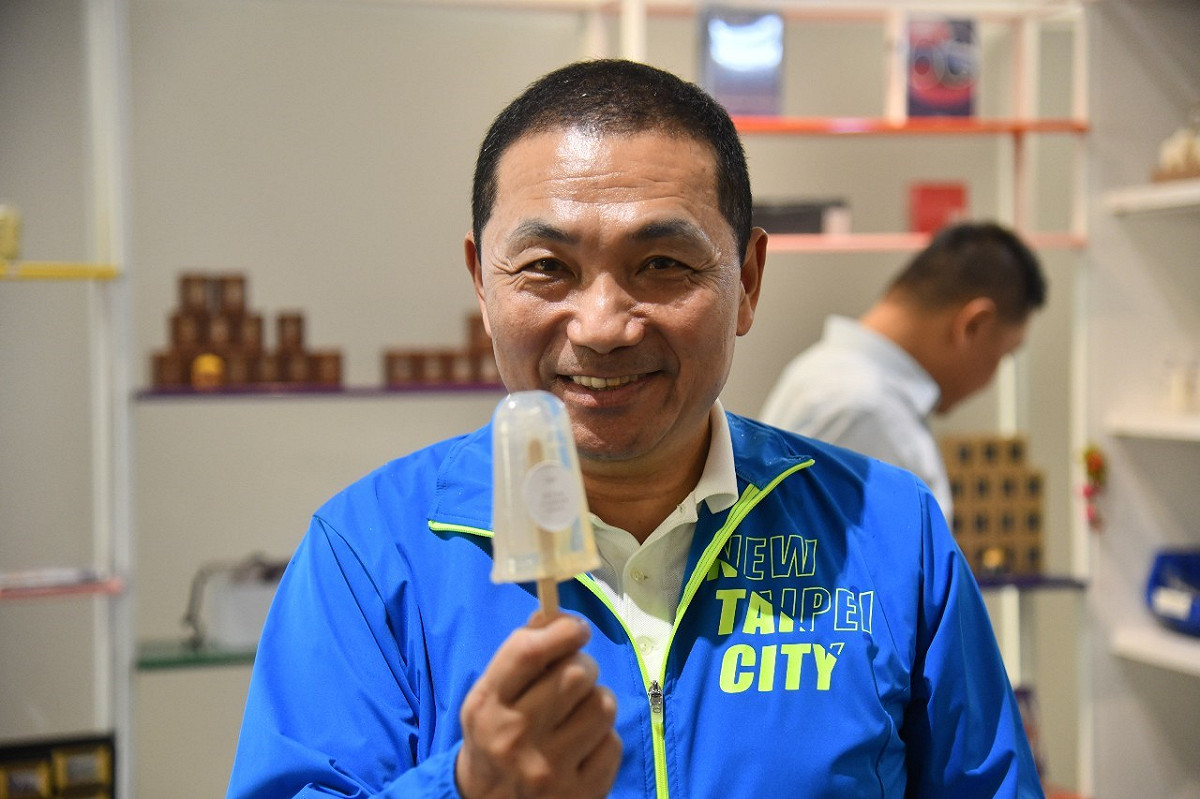 侯友宜參訪泰國文創產業，他手持的是泰國設計師發想的創意肥皂。 圖：新北市政府／提供