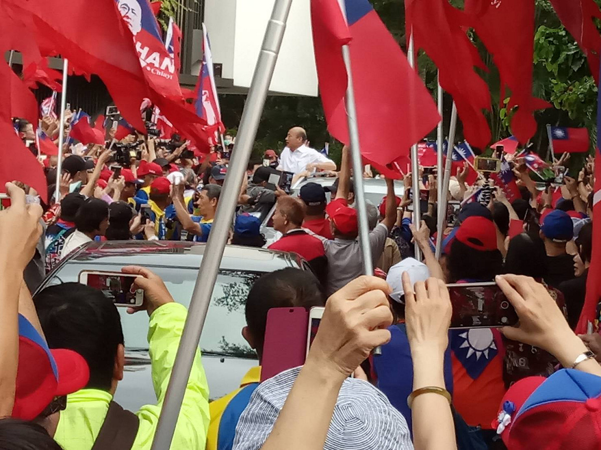 韓國瑜(中)參訪東港福灣莊園時，被數百名韓粉團團包圍。 圖：孫家銘／攝