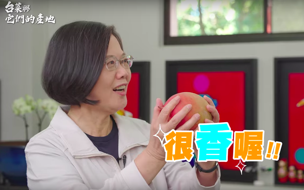 Youtube頻道推出「台菜與它們的產地」第二集，推銷台灣芒果，影片中蔡總統在鏡頭前大展廚藝，做了一道芒果鮮蝦酪梨沙拉，更大讚台灣芒果真的非常好吃。 圖：翻攝自youtube台菜與它們的產地