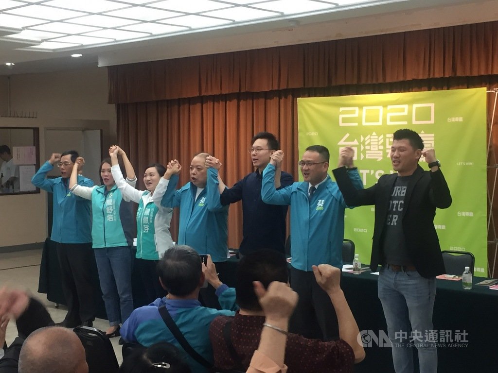 民進黨徵召新人「哈佛女孩」謝佩芬（左3）參選台北市大安區立委，22日晚間舉辦「謝佩芬100分握手會」，總統蔡英文台北市競選總部主委黃承國（左4）、民進黨副秘書長林飛帆（右3）等人站台力挺。 圖：中央社提供