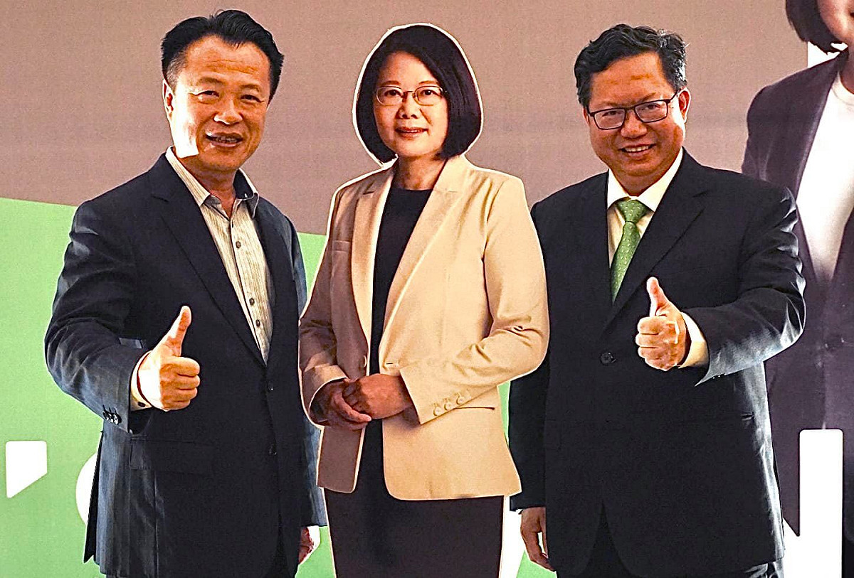 桃園市長鄭文燦、嘉義縣長翁章梁到越南參加「蔡英文總統越南台商後援會」成立大會。 圖：越南台商提供。