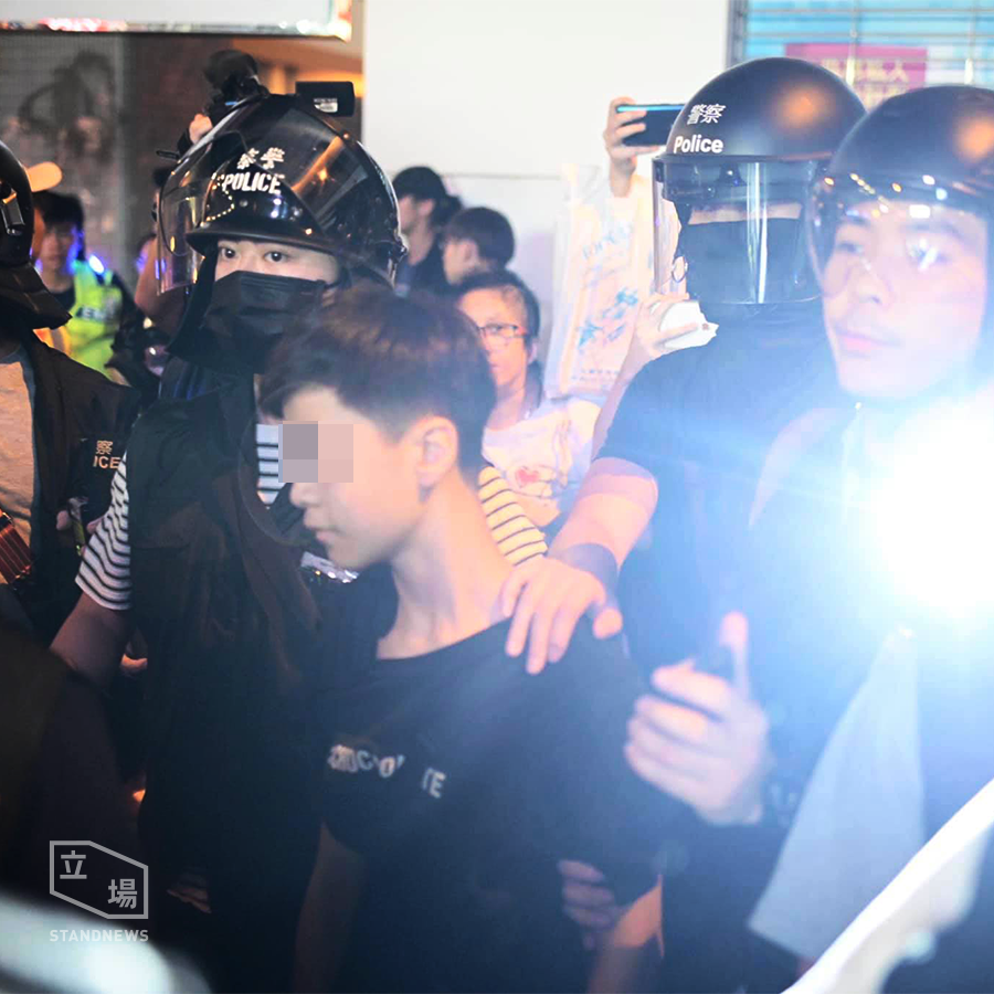 反送中晚間警民對峙，港警清場過程中拘捕多人，包括一名身上無裝備的少年，據稱被捕人年僅 14 歲。 圖：擷取自立場新聞臉書