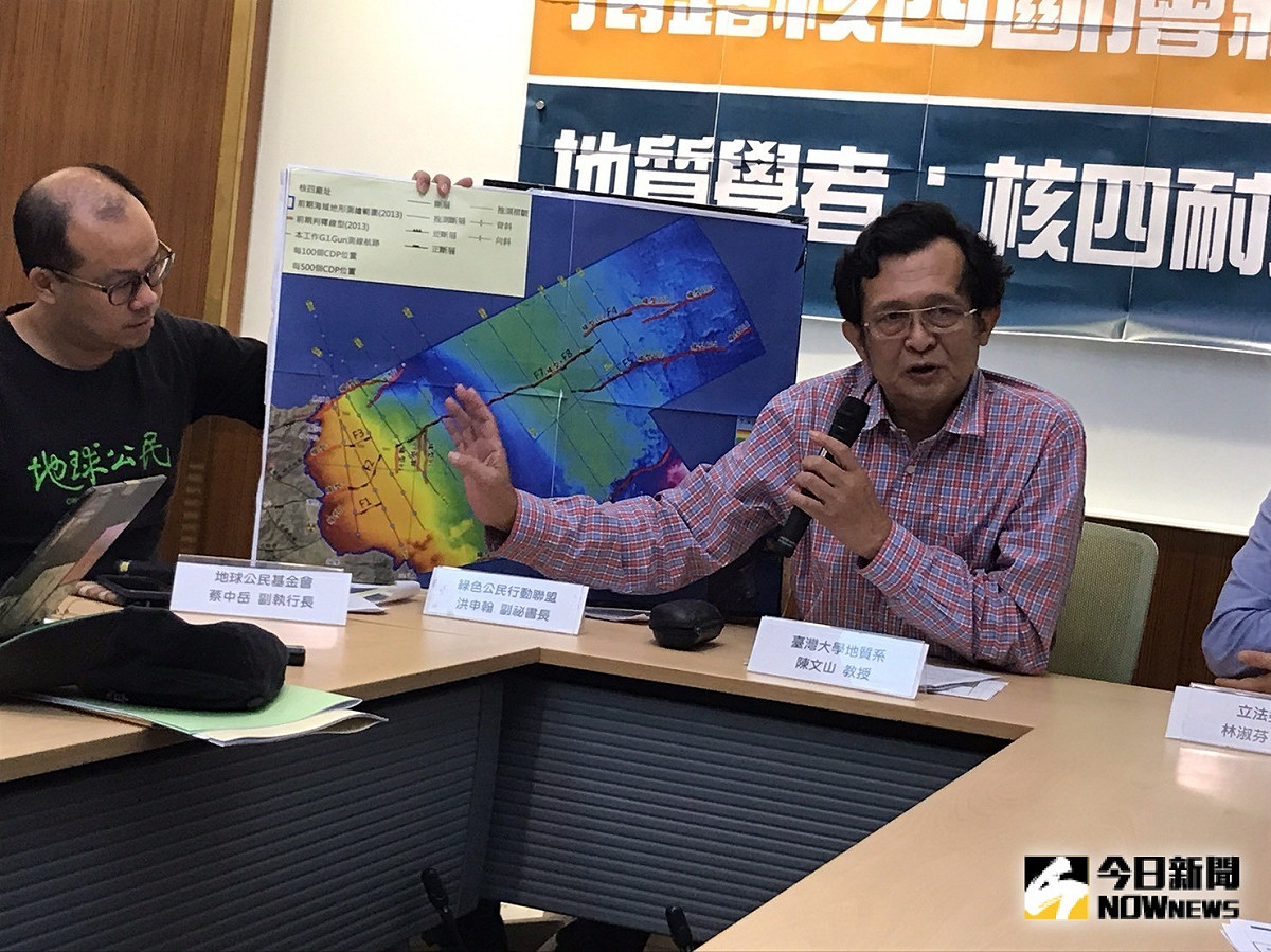 台大地質系教授陳文山指出，新事證證明在核四周邊海岸發現的F2地質構造，不排除微活動斷層。 圖／記者賴志昶攝