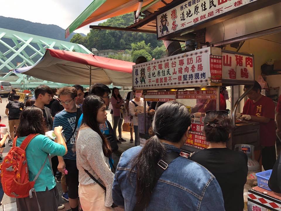 財信傳媒董事長謝金河今日指出，22日天氣晴朗，烏來老街又再度聚集人潮。 圖：翻攝自謝金河臉書