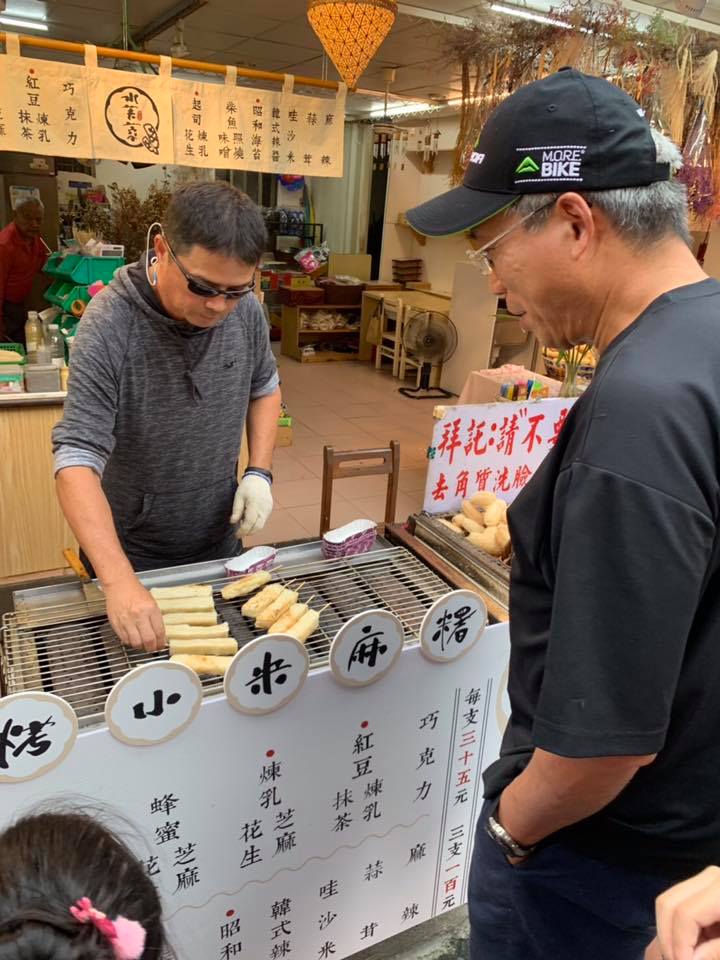 謝金河22日與友人一同前往烏來老街。 圖：翻攝自謝金河臉書
