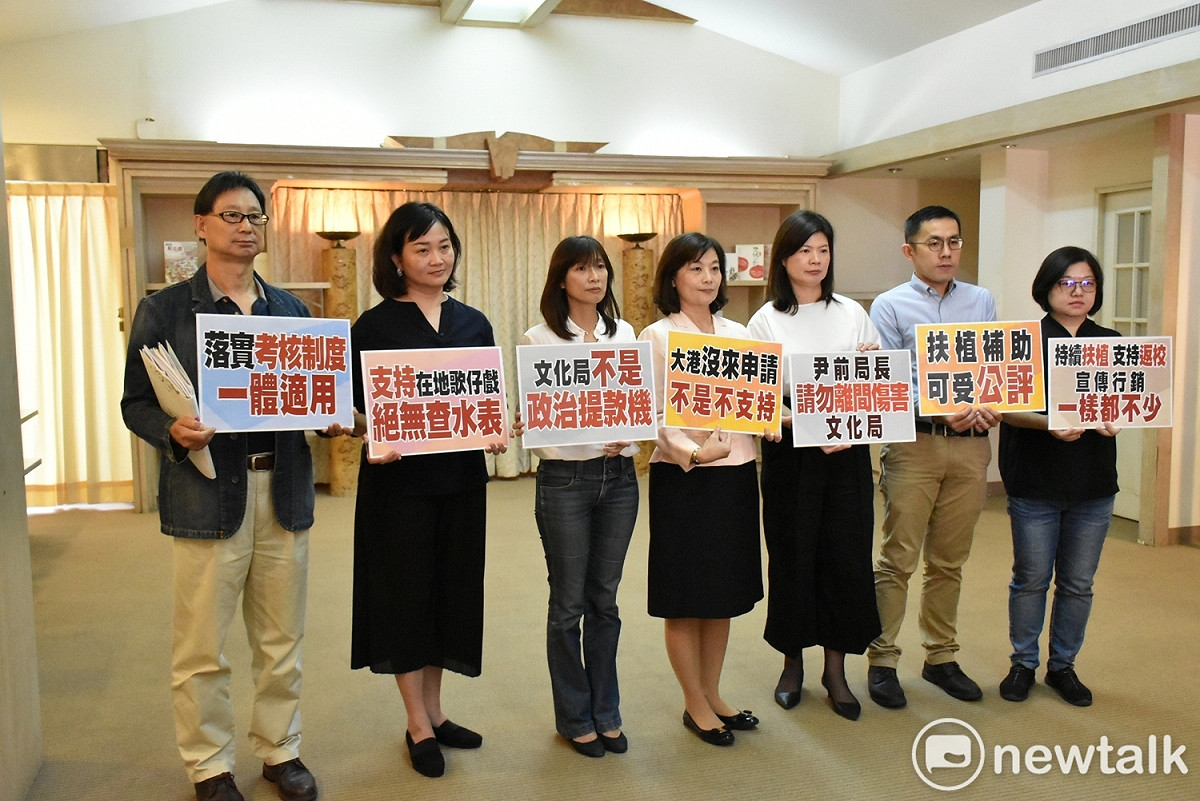 高雄市文化局長林思伶(中)率局內相關主管捍衛文化局的清白。 圖：孫家銘／攝