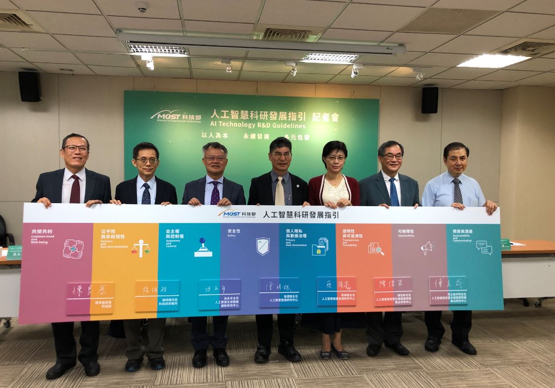 科技部今天發布「人工智慧科研發展指引」，是全球首個針對科研團隊提出的AI指引，從3個核心價值延伸出8大準則。科技部長陳良基（圖中）表示，盼藉此降低AI科技研發的潛在風險，使AI成為一個「善的工具」。  圖：科技部提供