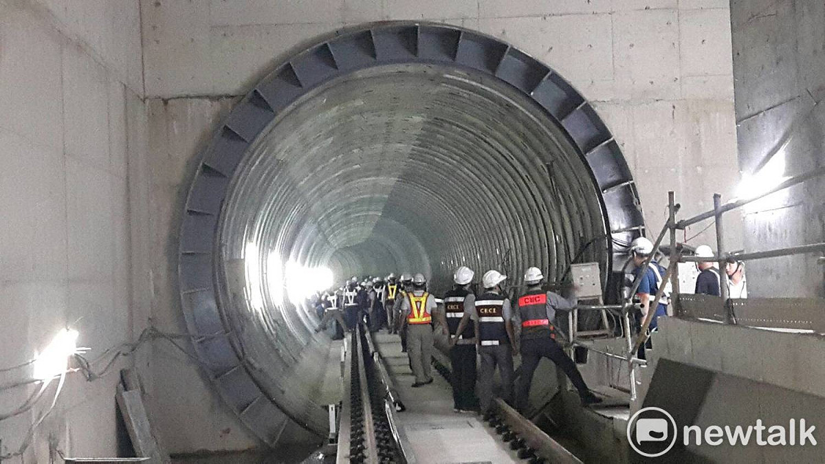 鄭文燦要求市府捷運局與交通部合作，力拚機場捷運A22老街溪站提早於110年完成通車。 圖：林昀真／攝
