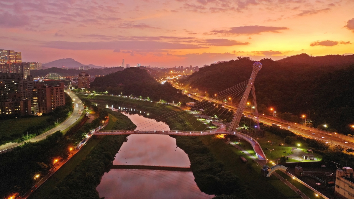 星光橋橫跨基隆河兩岸，橋身呈現S型，猶如一條巨龍。 圖：翻攝自新北市政府網站
