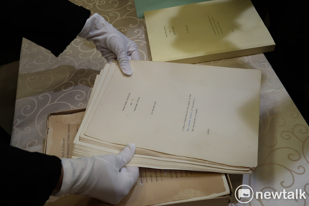 總統府先前出示蔡英文泛黃、沒有裝訂的LSE博士論文原稿 資料照片：林朝億/攝